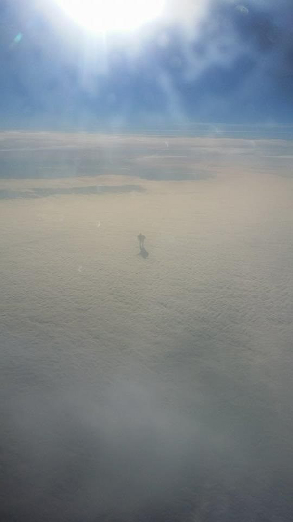 Пассажир самолета сфотографировал "человека", гуляющего по облакам