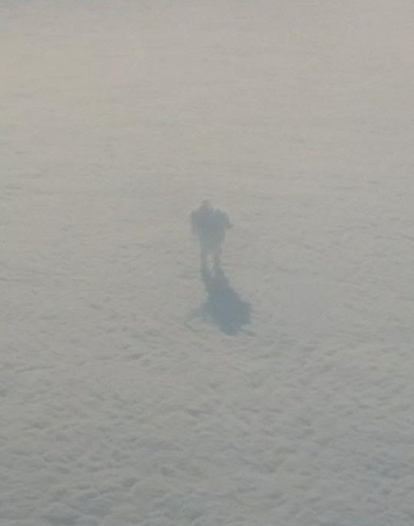 Пассажир самолета сфотографировал "человека", гуляющего по облакам