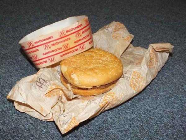 Еще подростками они положили бутерброд из McDonald's в коробку... Через 20 лет парни остолбенели!