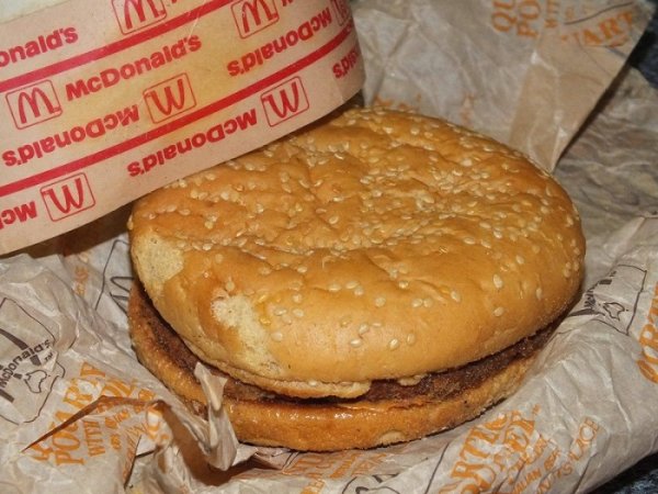 Еще подростками они положили бутерброд из McDonald's в коробку... Через 20 лет парни остолбенели!