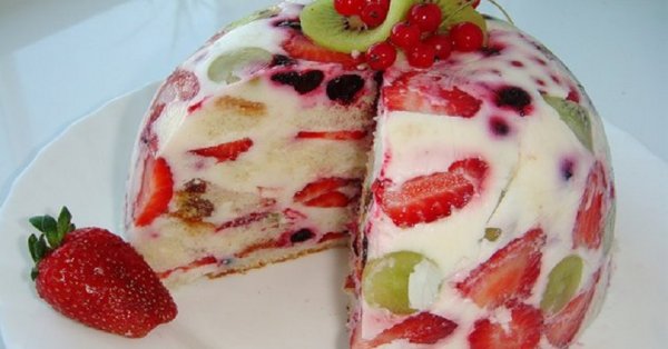 Торт сметанник с фруктами и ягодами