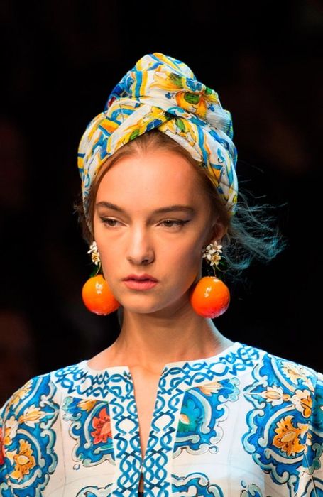 Платок на голову: 15 примеров того, как носить главную must-have вещь сезона