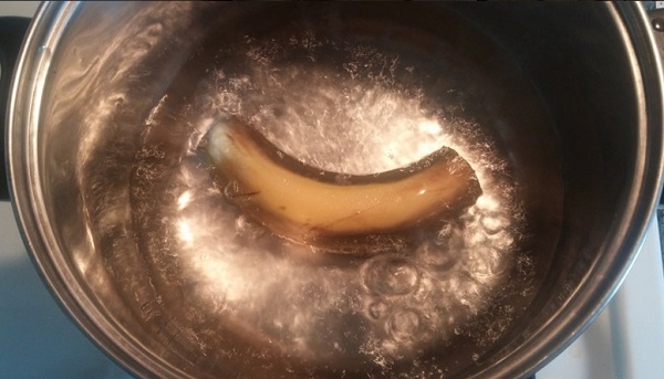 Помой банан и брось в кипящую воду! Через 10 минут получится особенное средство…