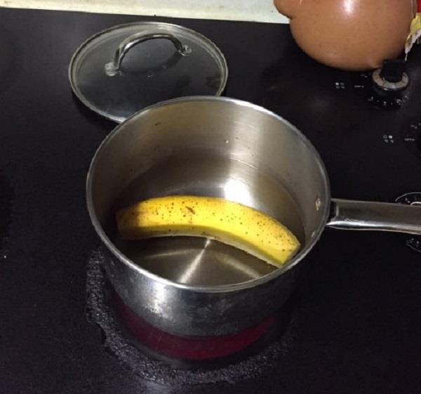 Помой банан и брось в кипящую воду! Через 10 минут получится особенное средство…