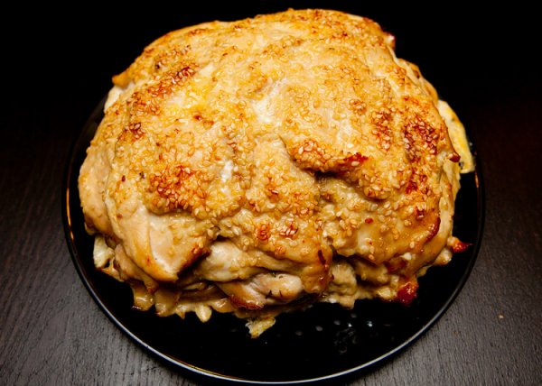 Сочнейшее блюдо из куриного филе готовится практически само: нужно лишь порезать продукты…