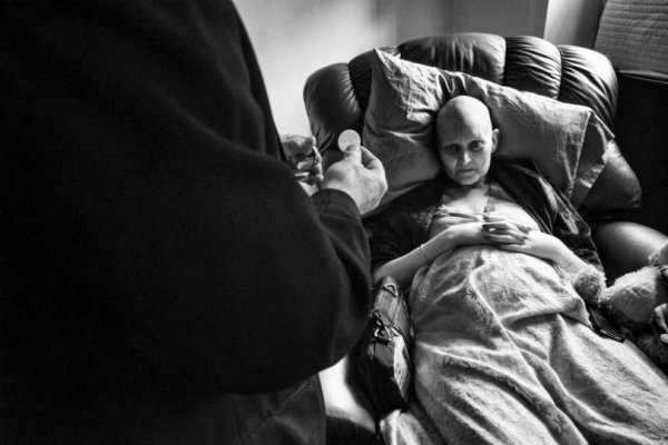 Муж фотографируют умирающую от рака жену. Последний кадр — просто нет слов...