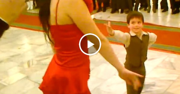 Этот малыш пригласил девушку на танец и буквально взорвал танцпол