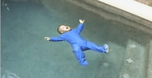Упав в бассейн, малыш спас жизнь сотням других детей.