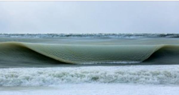 Замёрзшие волны у берегов острова Нантакет