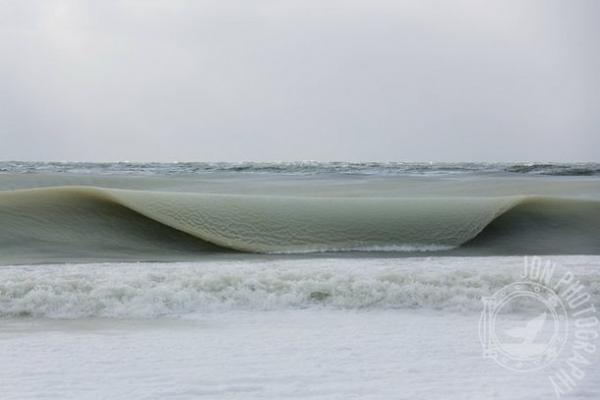 Замёрзшие волны у берегов острова Нантакет