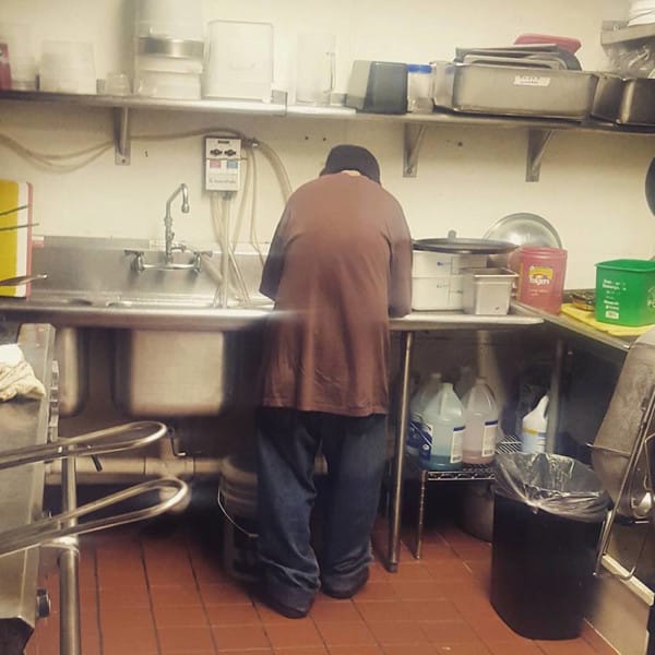 Она разрешила бездомному несколько дней поработать в ее кафе. Спустя 2 недели он всё еще усердно трудился…