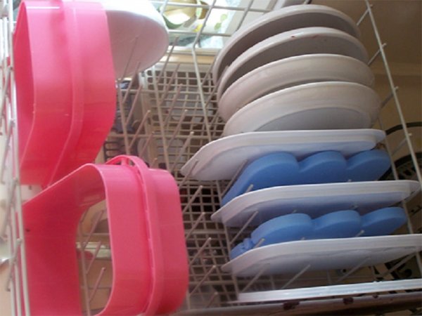 15 неожиданных предметов, которые стоит засунуть в посудомоечную машину!