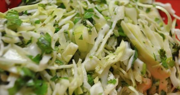Рецепт супер легкого салата из капусты: можно есть даже после 18:00