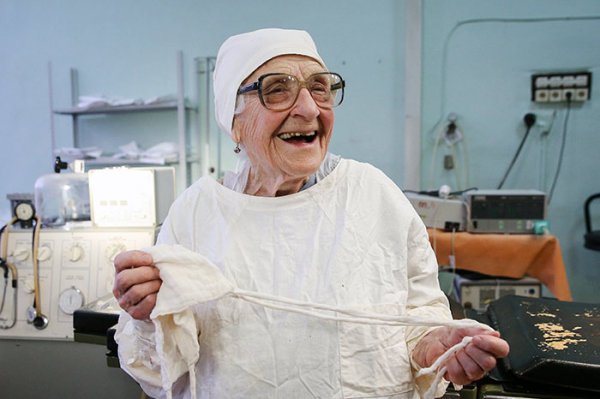 Старейший хирург в мире, она в свои 89 продолжает делать по 4 операции в день  