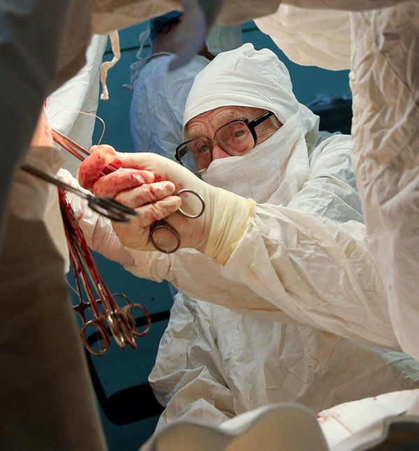 Старейший хирург в мире, она в свои 89 продолжает делать по 4 операции в день  