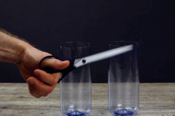 Свекровь разрезала 2 пластиковые бутылки и наполнила их… в итоге все облизывали пальцы!