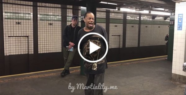 Он поет в Нью-Йоркском метро, а должен собирать стадионы! Снимаю шляпу, талантище!