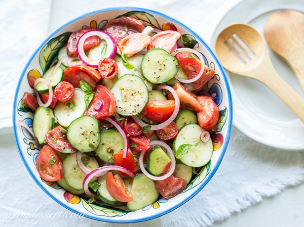 Диетологи: салат из огурцов и помидоров вреден для здоровья!