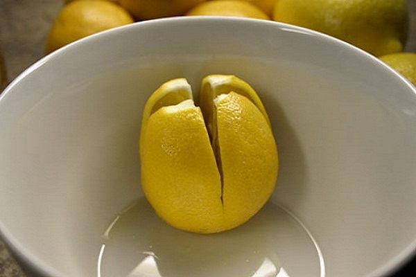 Порежьте несколько лимонов и поместите их около своей кровати в спальне — и вот почему!