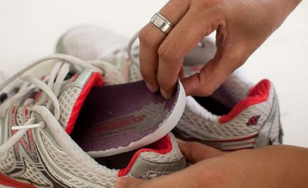 6 трюков, с которыми ты забудешь о проблеме неприятного запаха из обуви.