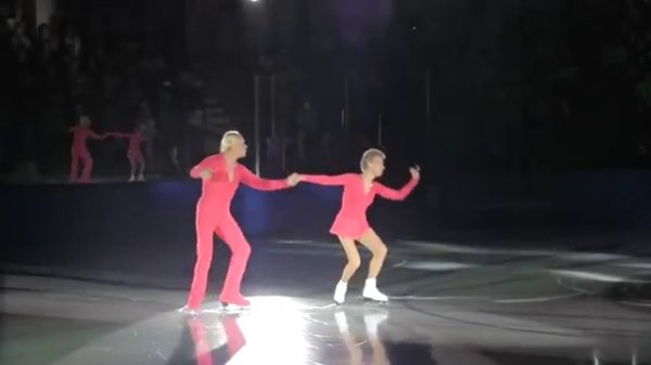 Они — муж и жена и олимпийские чемпионы. Ему 83, ей — 79, и они снова вышли на лед!