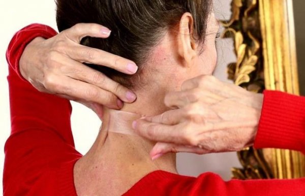 Зачем женщины стали клеить скотч на шею?