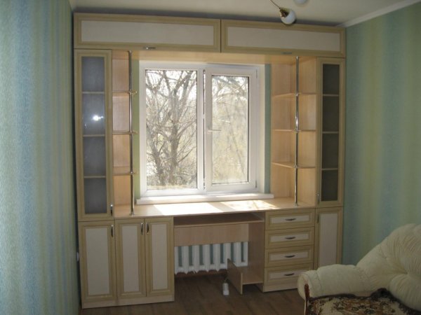 Шкафы вокруг окна — это не только красиво, но и очень практично. Идеи для вдохновения