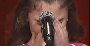9-летняя девочка навзрыд плакала в микрофон. Но вдруг эта женщина встала и продолжила петь. Невероятно!