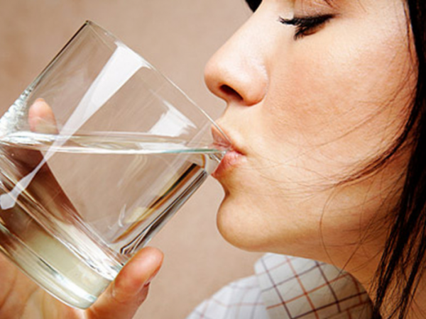 Водная терапия: зачем пить воду сразу после пробуждения