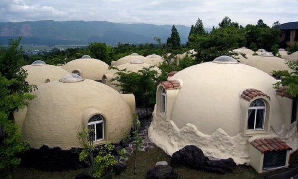 Японцы начали возводить жилые дома из… пенопласта. Глазам не поверите, когда зайдете внутрь!