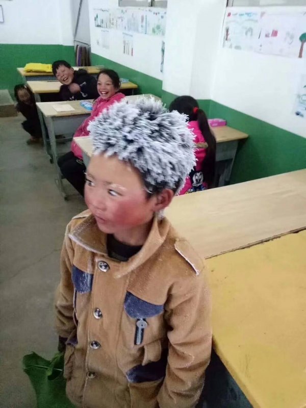 Мальчик пришёл в школу с обледенелыми волосами, когда учитель подошёл к нему, его сердце остановилось