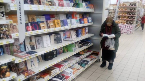 Эта бабушка 15 лет ходит в магазин читать книги. И вот что решила сделать администрация!