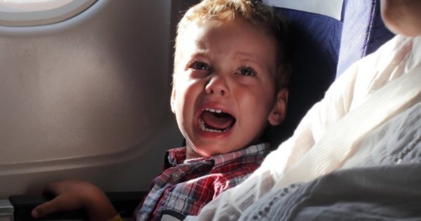 8 часов полета ребенок-«демон» кричал из-за отсутствия интернета на борту