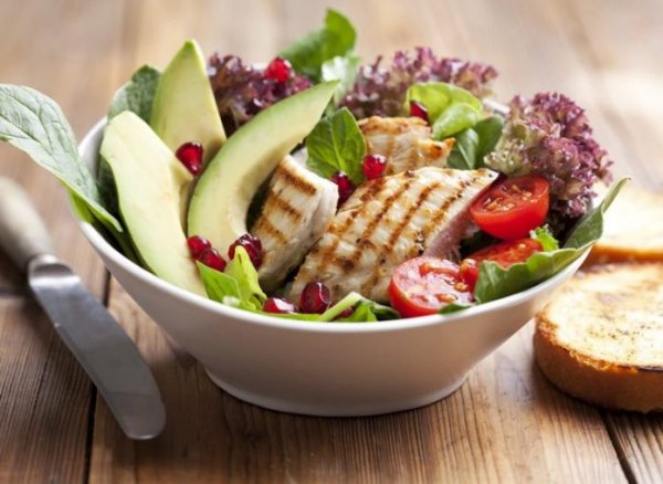 Красиво, полезно, вкусно: 6 белковых салатиков для исключительно правильного ужина