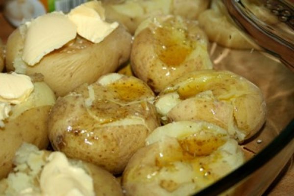 Мятая картошка в духовке — шедевр португальской кухни! Попробуй не слопать всё сама…