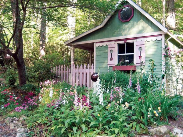 20 вдохновляющих идей садовых домиков