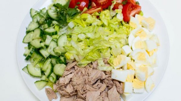 Всего 46 кал: Салат с тунцом и овощами: можно даже на ночь!