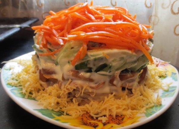 Низкокалорийный салат с корейской морковью и грибами