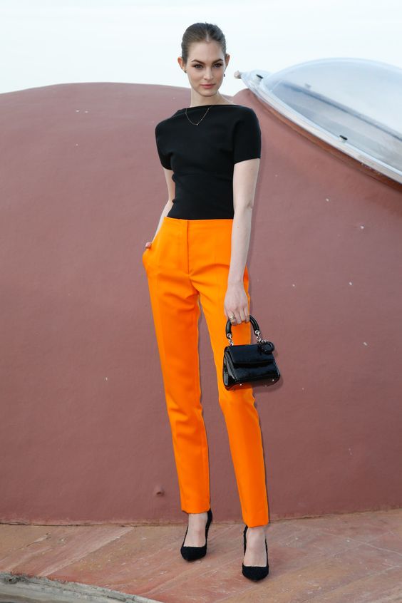 Весной модно быть яркой: 15 интересных модных образов с цветными брюками