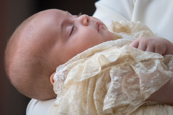 Кейт Миддлтон сияла от счастья в нежнейшем белоснежном образе на крестинах принца Луи Новости