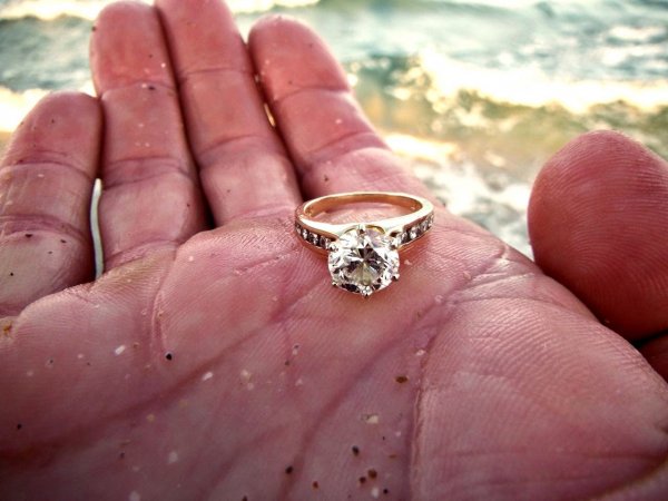 Гуляя по пляжу, девушка нашла золотое кольцо. То, что произошло потом, просто невероятно!