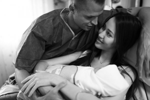 Анастасия Костенко похвасталась рельефным прессом через 6 дней после родов