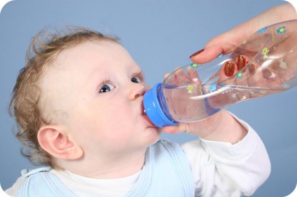 Вот почему нельзя поить младенцев водой!