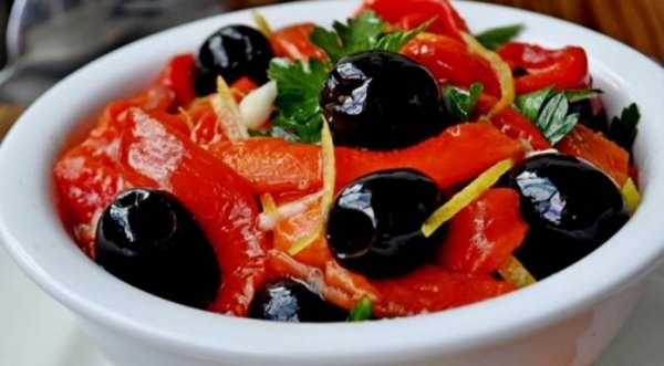 Салат с печёным сладким перцем и оливками: в копилку праздничных рецептов!