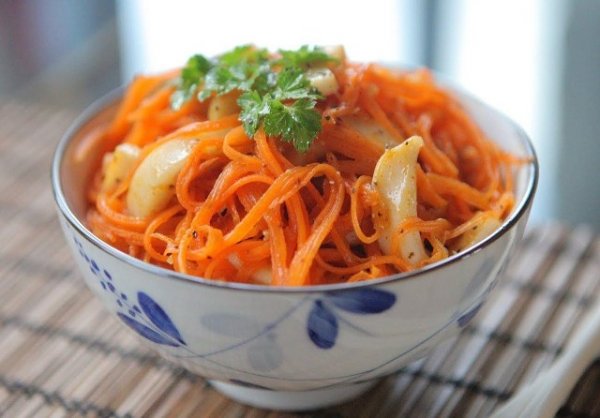 3 рецепта низкокалорийных салатов с морковью, можно есть в любое время