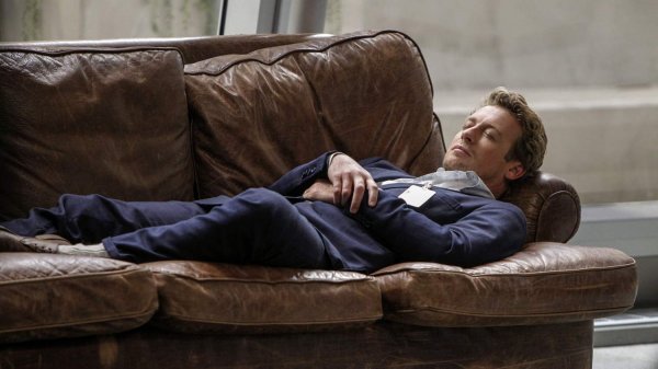 Если твой мужик лежит на диване, значит, это ты его туда уложила