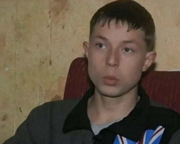 Отказавшись от приюта, 8-летний мальчик один ухаживал за парализованной матерью