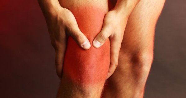 В 90% случаях боль в коленях связана не с самим коленом. И лечить ее можно без операций и лекарств